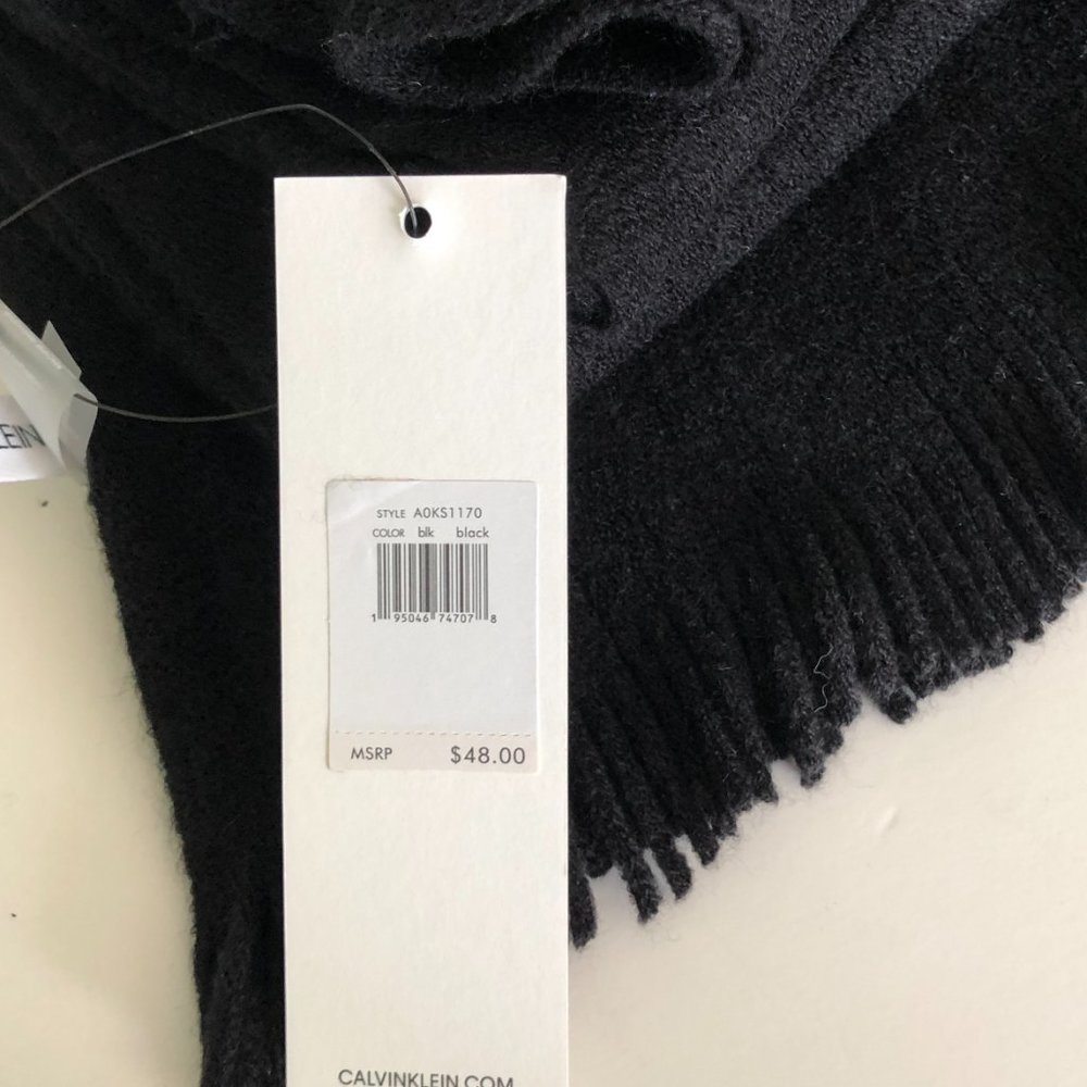 CALVIN KLEIN Scarf with 1 1/2" Fringe NWT - Picture 4 of 4